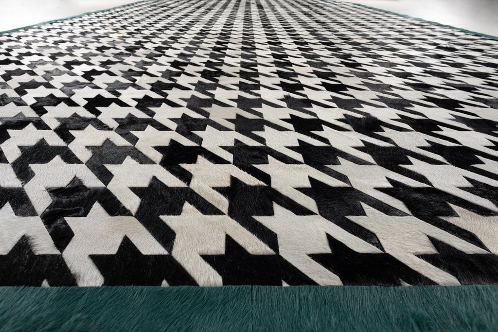 Black Dog / Hide Rug / 10938