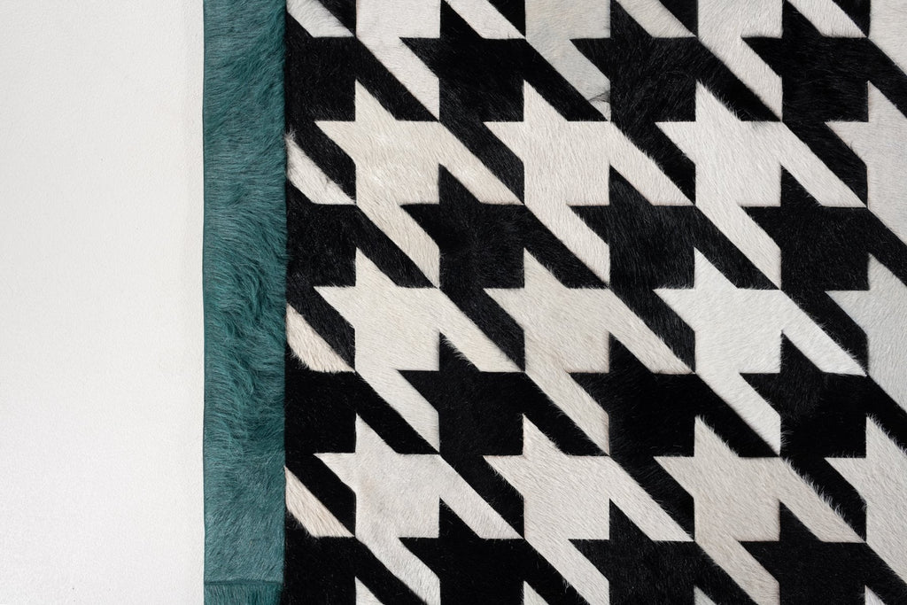 Black Dog / Hide Rug / 10938