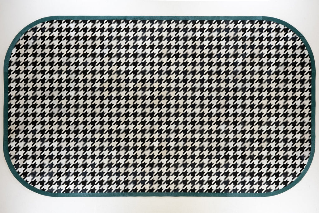 Black Dog / Hide Rug / 10938
